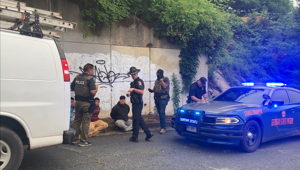 Este arresto fue reportado en Shallowford Road, en el área de North Druid Hills, por un...