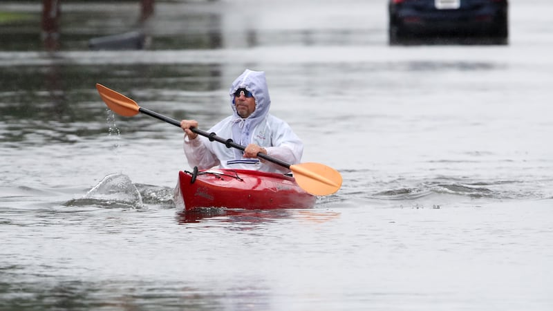 Ted Friedli navega en kayak por un tramo inundado de Florence Avenue durante una tormenta, en...