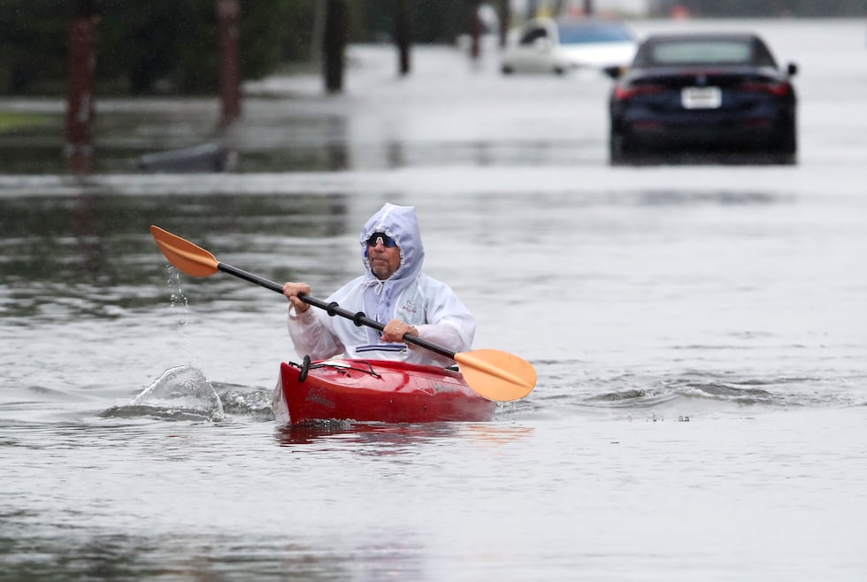 Ted Friedli navega en kayak por un tramo inundado de Florence Avenue durante una tormenta, en...