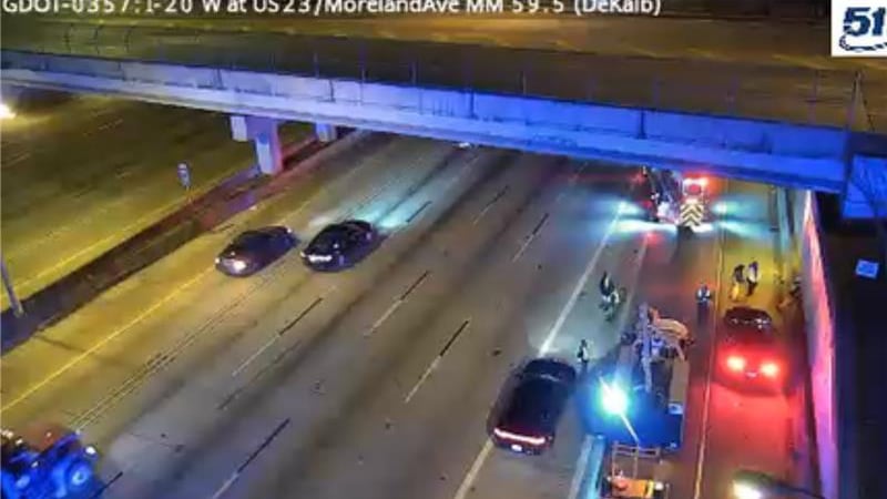 El choque se produjo de madrugada en el sentido oeste de la autopista, en el condado de...