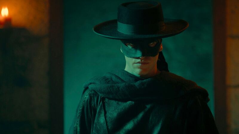 En esta imagen proporcionada por Prime Video, Miguel Bernardeau en una escena de la serie...