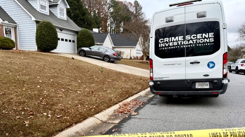 Las autoridades están investigando la muerte de dos personas en Gwinnett.