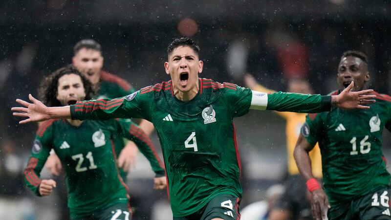 Edson Álvarez, de la selección de México, festeja luego de anotar ante Honduras en un partido...