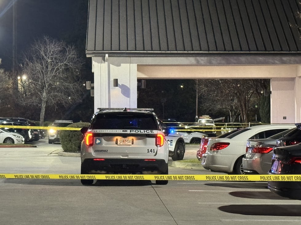 La policía acordonó gran parte del área alrededor del Sonesta durante la madrugada.