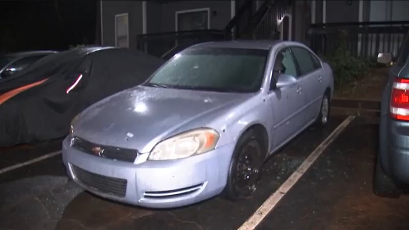 Las autoridades indicaron que al parecer las víctimas estaban dentro de un automóvil.