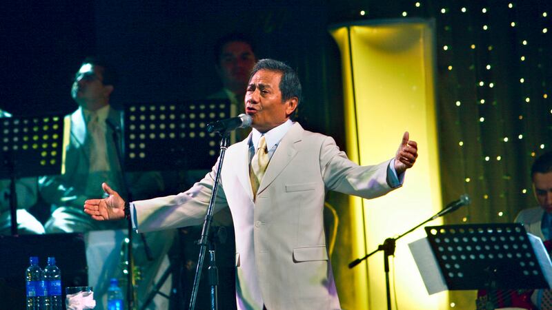 ARCHIVO - El cantante y compositor mexicano Armando Manzanero actúa en Managua, Nicaragua, el...