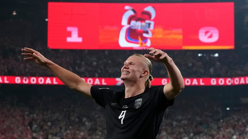 Erling Haaland festeja un gol por la selección de Noruega en el duelo del Mundial ante...