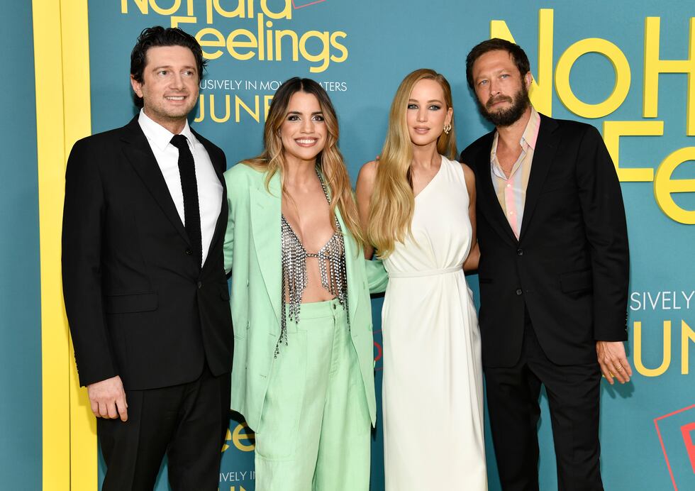 El director Gene Stupnitsky, de izquierda a derecha, Natalie Morales, Jennifer Lawrence y Ebon...