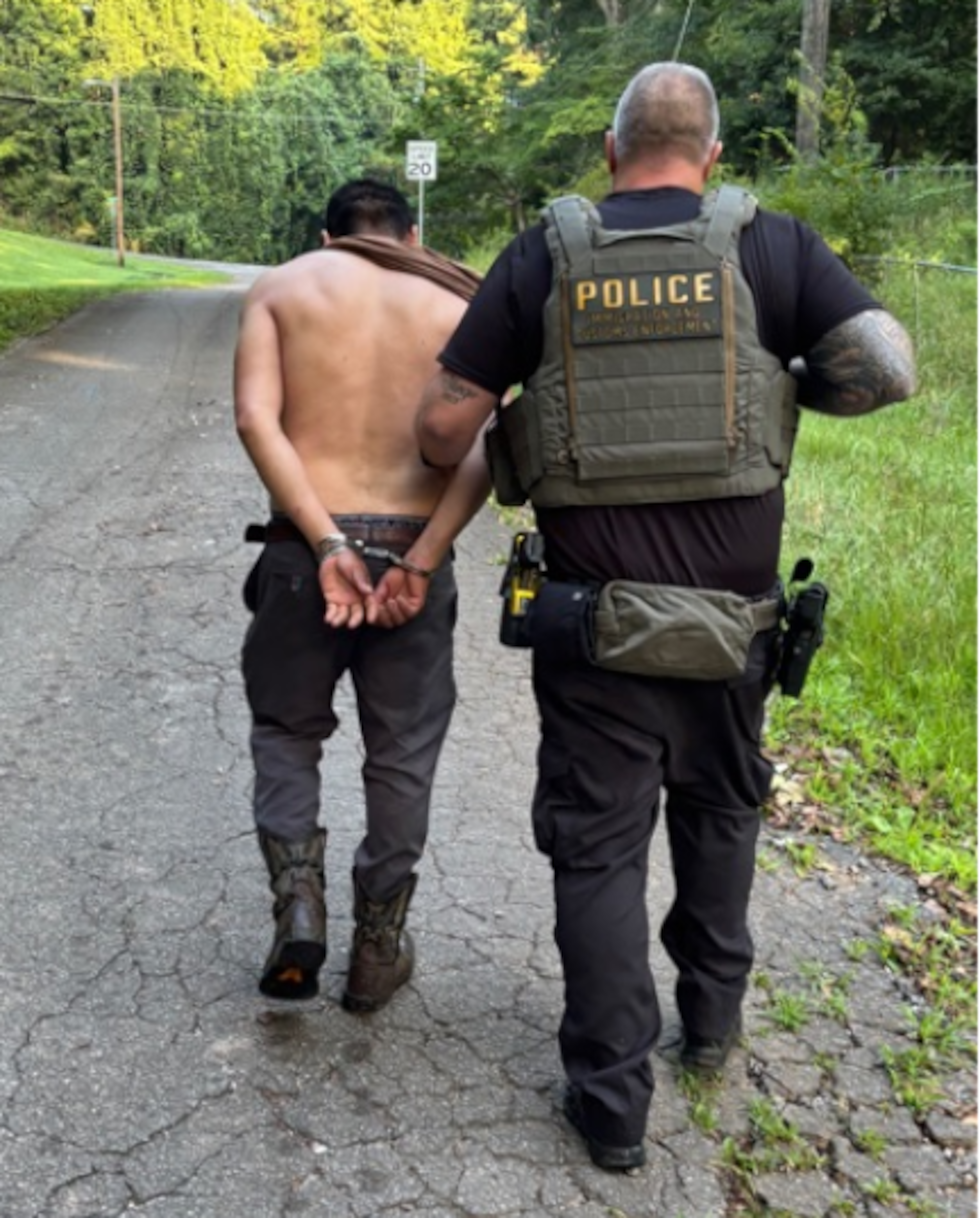 Más de mil arrestos en operativo de ICE en Georgia.