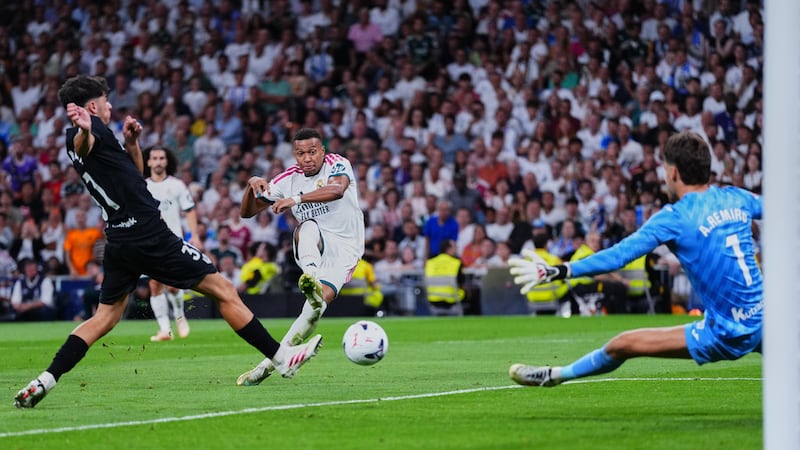 Kylian Mbappé anota el cuarto gol del Real Madrid ante la Real Sociedad durante el partido de...