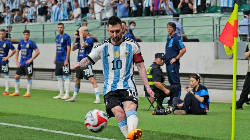 El capitán argentino Lionel Messi cobra un tiro de esquina durante el partido amistoso contra...