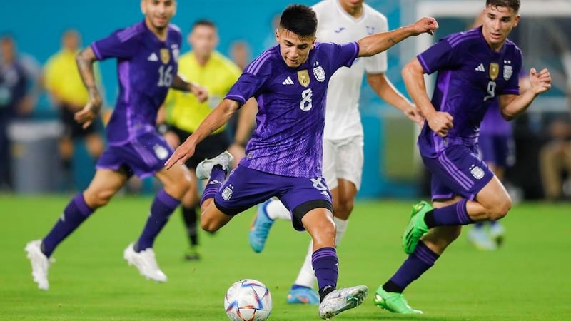 Thiago Almada con la selección Argentina