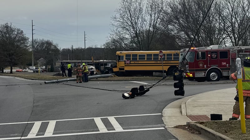Afortunadamente, según informó el distrito escolar, no había estudiantes a bordo al momento...