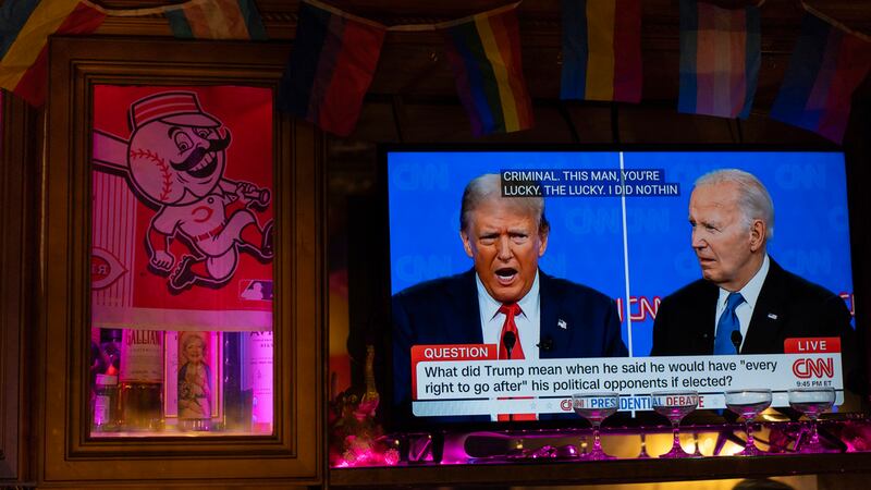 El presidente Joe Biden (derecha) y el candidato republicano a la presidencia, el expresidente...