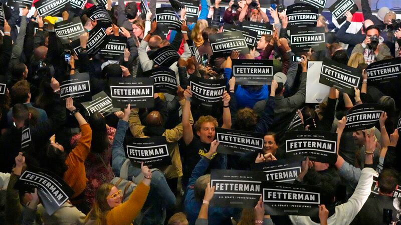 Partidarios del vicegobernador de Pennsylvania, John Fetterman, festejan en Pittsburgh,...