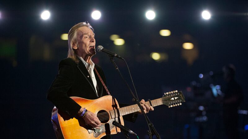 El cantante Gordon Lightfoot actúa durante el espectáculo de medio tiempo del campeonato de la...