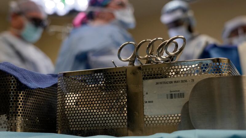Instrumentos sobre una mesa en un quirófano el 15 de junio de 2023 en Jackson, Tennessee....