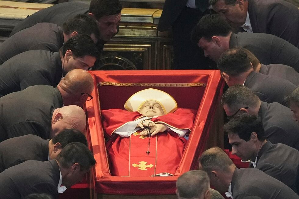 El cuerpo del papa Francisco es colocado en la basílica de San Pedro en el Vaticano, el...