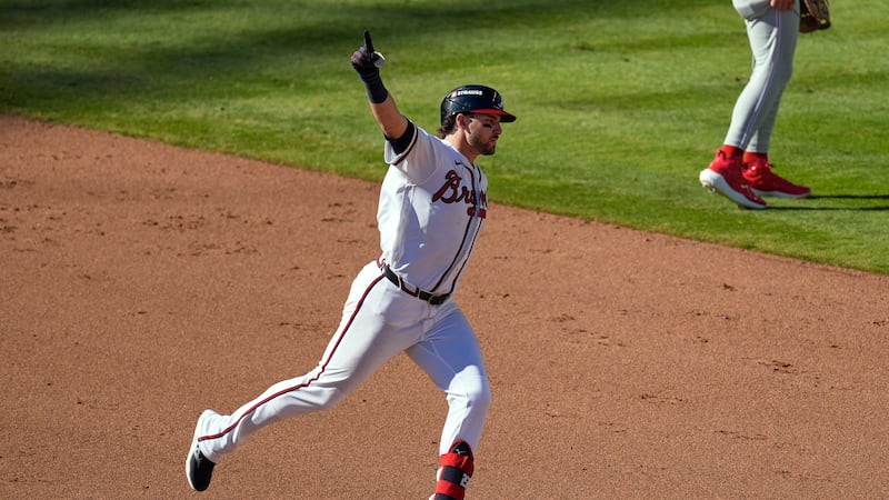 Austin Riley de los Bravos de Atlanta celebra su jonrón de tres carreras en la octava entrada...