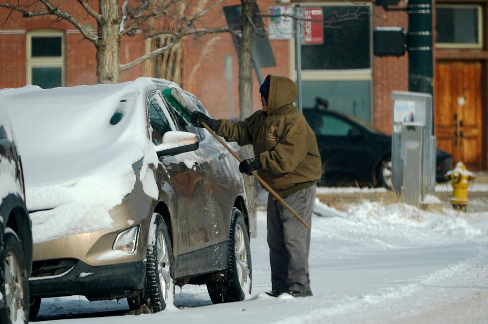 Un automovilista retira nieve de un vehículo después de una tormenta, el lunes 20 de enero de...