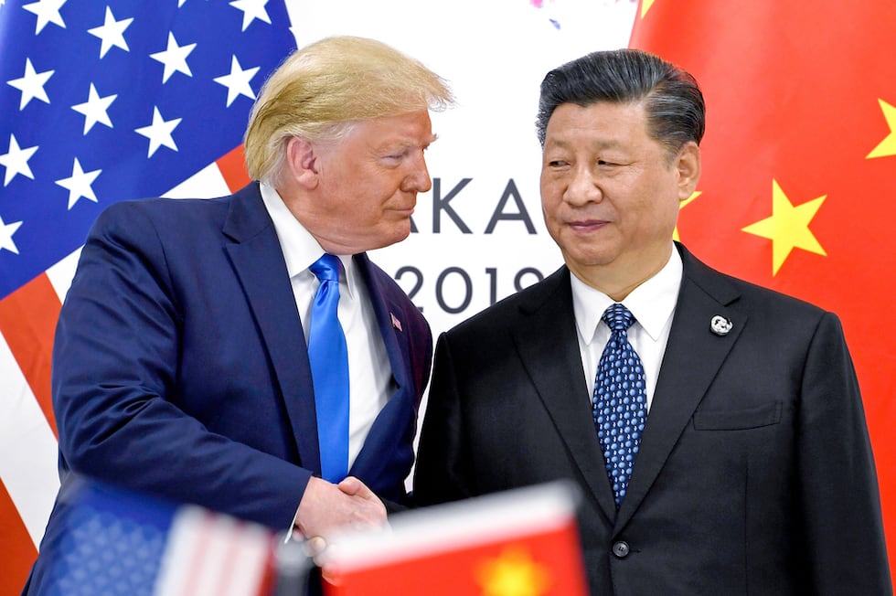ARCHIVO - El presidente Donald Trump, izquierda, estrecha la mano de su homólogo chino Xi...
