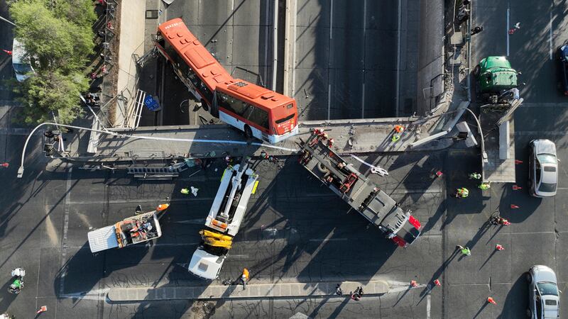 Un autobús cuelga de un paso elevado tras chocar con un vehículo, en Santiago, Chile, el...
