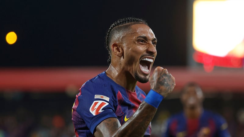 Raphinha, del Barcelona, celebra después de marcar el cuarto gol de su equipo durante el...