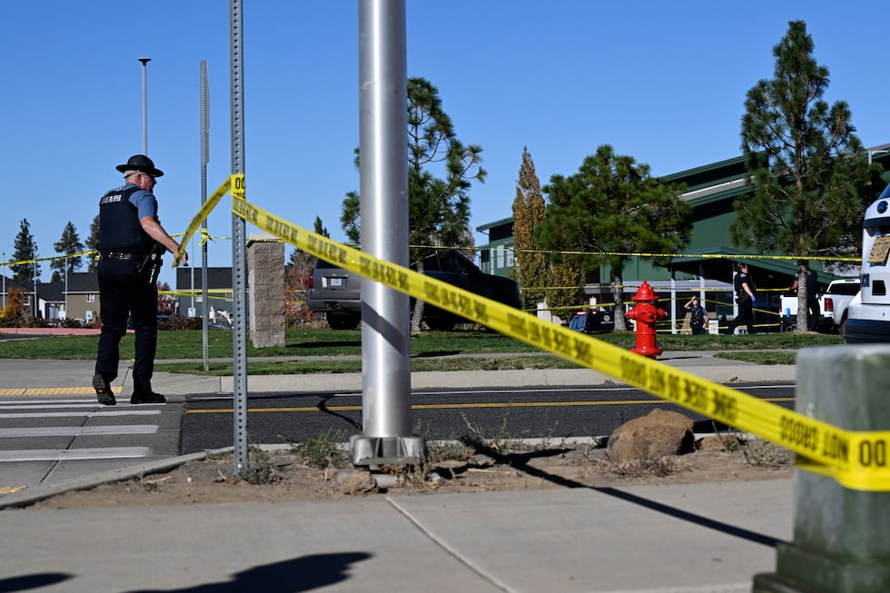 Un agente coloca cinta policial frente a la escuela primaria Silver Rail, donde ocurrió un...