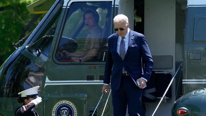 El presidente Joe Biden baja del Marine One en la Casa Blanca en Washington, el viernes 26 de...