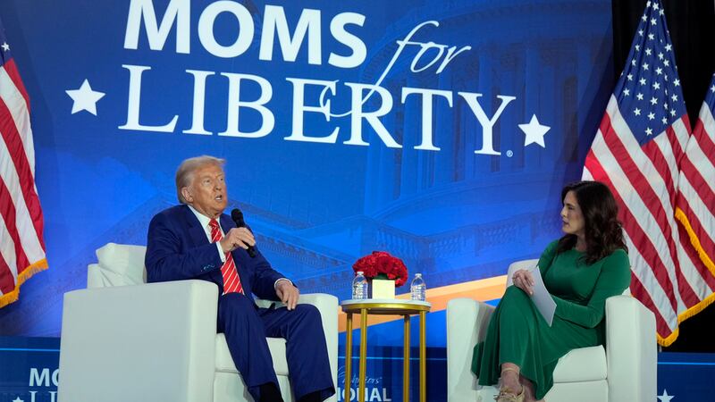 El candidato republicano a la Casa Blanca, el expresidente Donald Trump, habla con la...