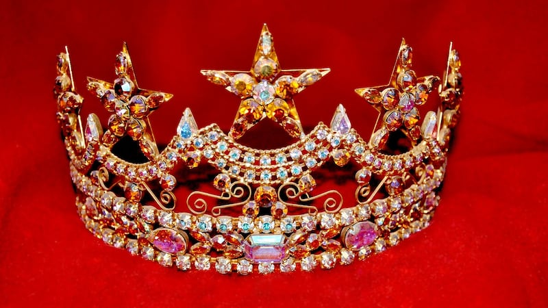 Concursante pierde certamen de belleza, enfurece y ataca a una de las ganadoras. IMAGEN...