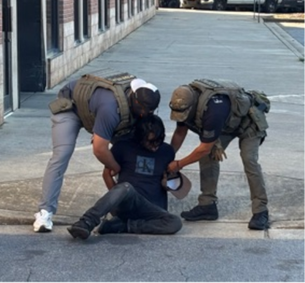 Más de mil arrestos en operativo de ICE en Georgia.