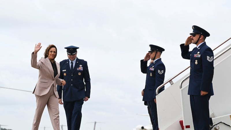 La candidata presidencial demócrata, la vicepresidenta Kamala Harris, llega a la base militar...