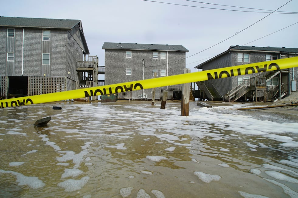 Agua de mar desplazada por el huracán Erin se ve bajo el motel Cape Hatteras en Bixton,...