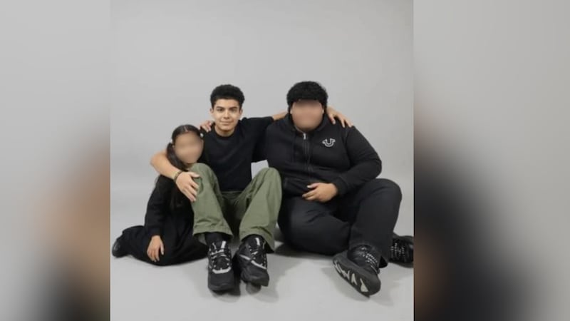 El estudiante de tercer año de la Escuela Secundaria Dunwoody, Axel Gerardo Archaga Ríos (en...