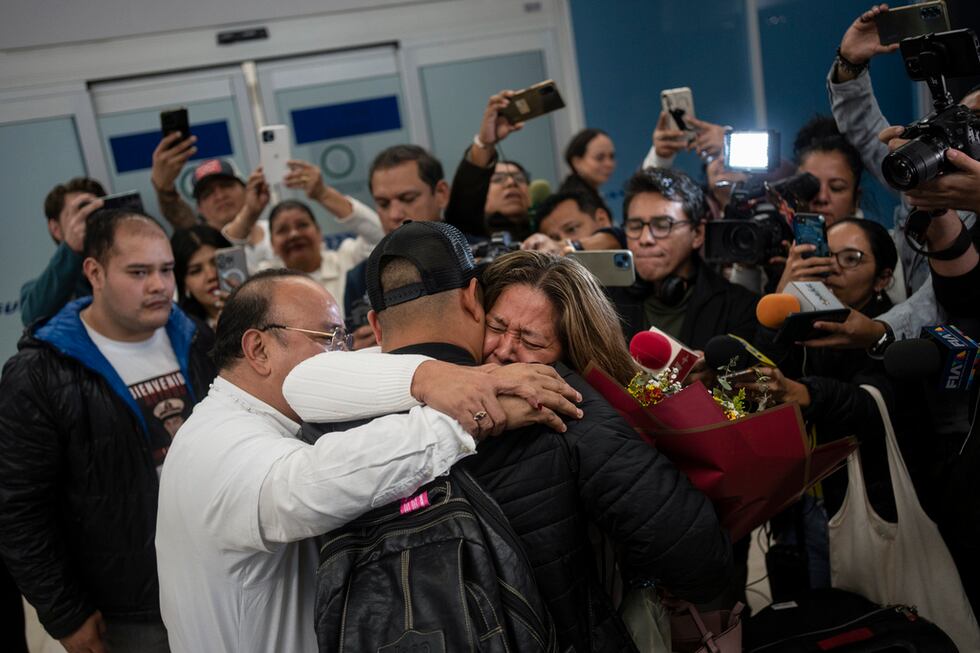 Maria Meza abraza a su hijo, Arturo Zacarías, a su llegada al aeropuerto internacional General...