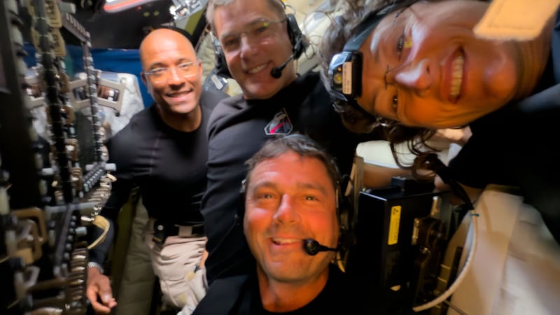 Imagen entregada por la NASA que muestra a los tripulantes del Artemis II de izquierda a...