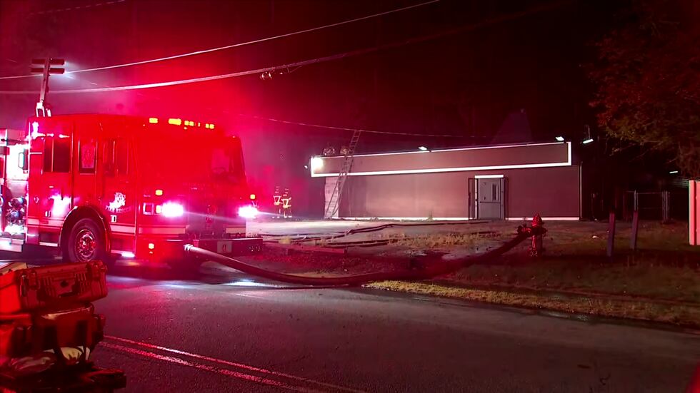 No se han informado personas heridas. La causa del incendio continúa bajo investigación.