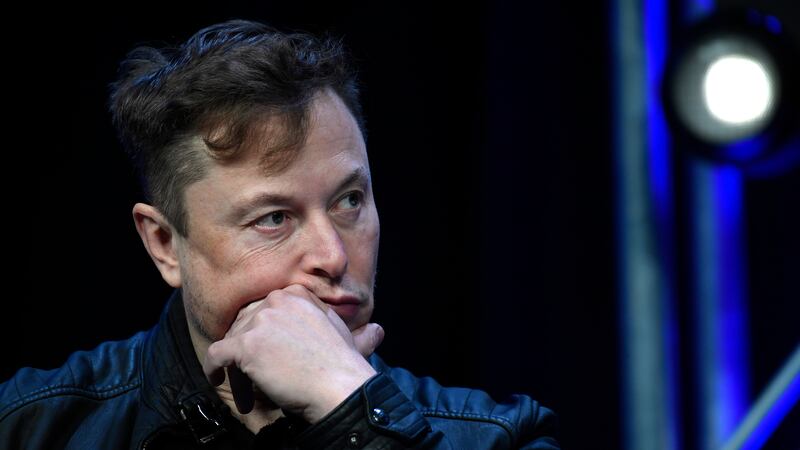 ARCHIVO- El director general de Tesla y SpaceX, Elon Musk, escucha una pregunta durante un...