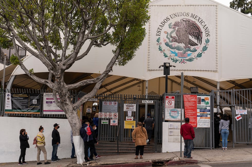 ARCHIVO Varias personas forman una fila para solicitar servicios en el consulado de México...