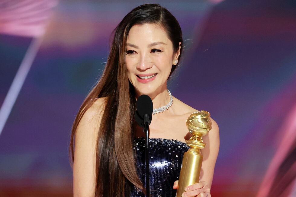 En esta imagen proporcionada por NBC, Michelle Yeoh recibe el premio a mejor actriz en una...
