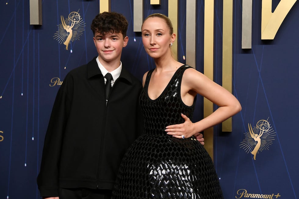 Owen Cooper, izquierda, y Erin Doherty llegan a la 77.ª edición de los Premios Emmy el domingo...