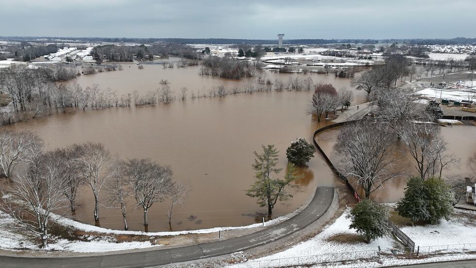 El río Barren baja crecido por Bowling Green, Kntucky, el domingo 16 de febrero de 2025, tras...