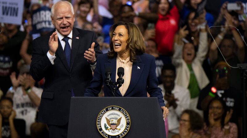 La candidata demócrata a la presidencia Kamala Harris y su compañero de fórmula, el gobernador...