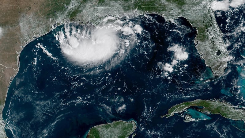 Esta imagen satelital difundida por la NOAA muestra al ciclón tropical potencial número cinco...