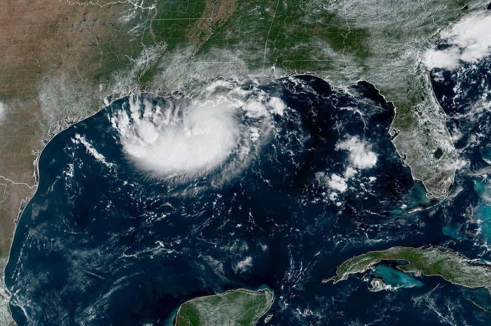 Esta imagen satelital difundida por la NOAA muestra al ciclón tropical potencial número cinco...