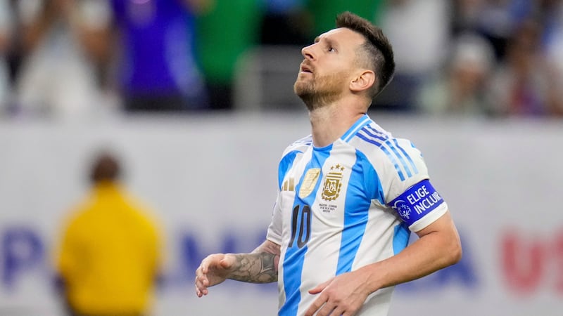 El atacante argentino Lionel Messi tras fallar su penal en la tanda contra Ecuador por los...