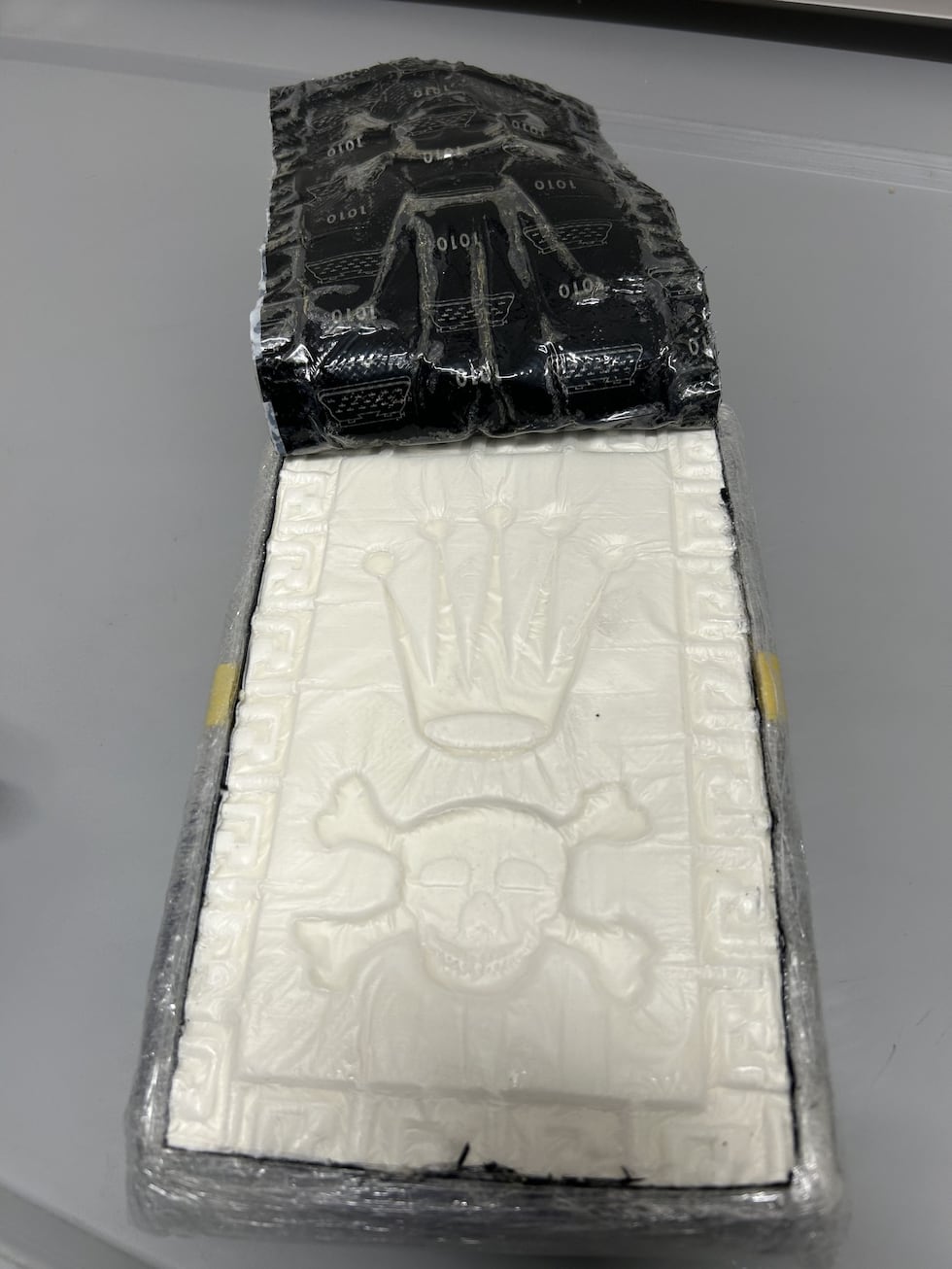 Dos hispanos fueron acusados del tráfico de grandes cantidades de drogas.