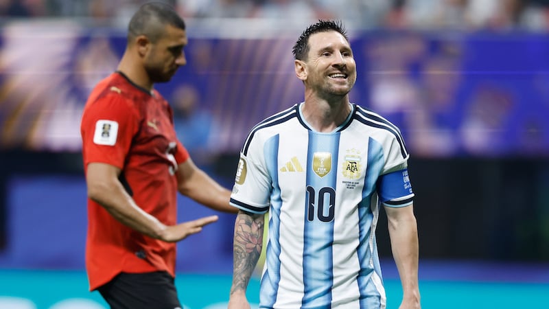 El delantero argentino Lionel Messi reacciona durante el partido contra Egipto en los octavos...