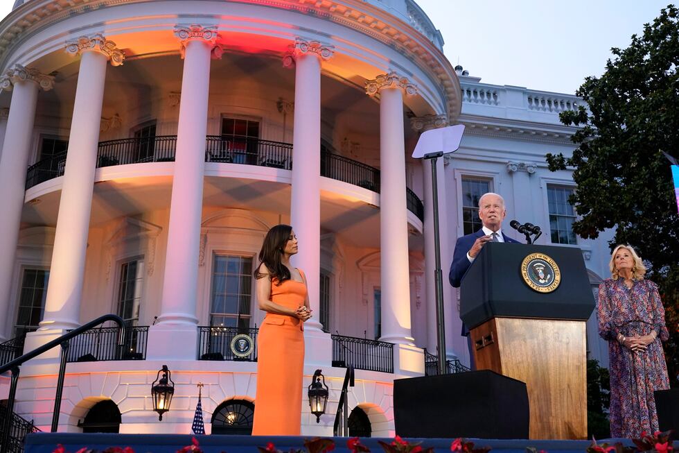 El presidente Joe Biden, con la primera dama Jill Biden y Eva Longoria, habla antes de la...